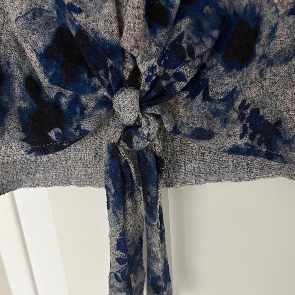 Simply Vera Vera Wang Gray Long-Sleeve Floral Tie-Front Top with Blue Print - Picture 3 of 4